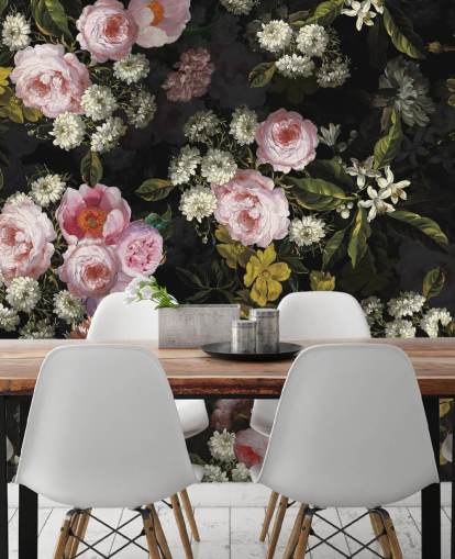 rosa Rosen und gelbe Blumen auf dunklem Hintergrund