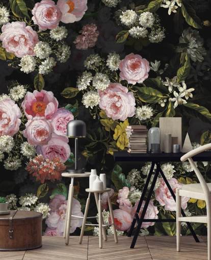 rosa Rosen und gelbe Blumen auf dunklem Hintergrund