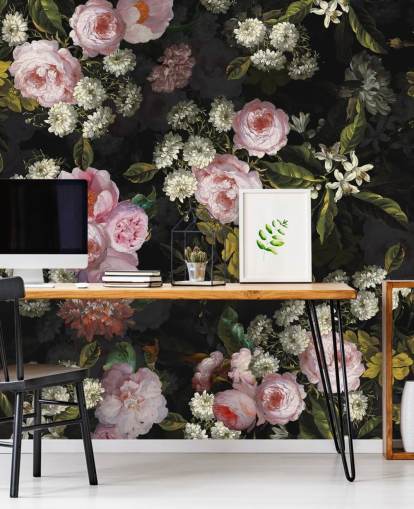 rosa Rosen und gelbe Blumen auf dunklem Hintergrund rosa Rosen und gelbe Blumen auf dunklem Hintergrund