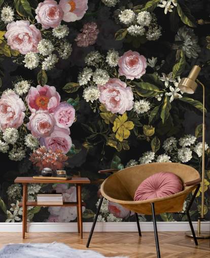 rosa Rosen und gelbe Blumen auf dunklem Hintergrund rosa Rosen und gelbe Blumen auf dunklem Hintergrund