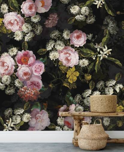 rosas cor de rosa e flores amarelas no papel de parede de fundo escuro