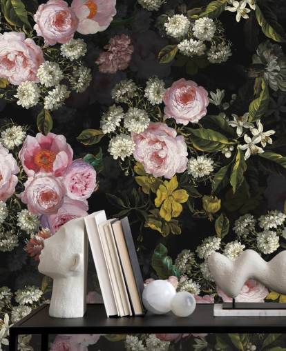 rosa Rosen und gelbe Blumen auf dunklem Hintergrund