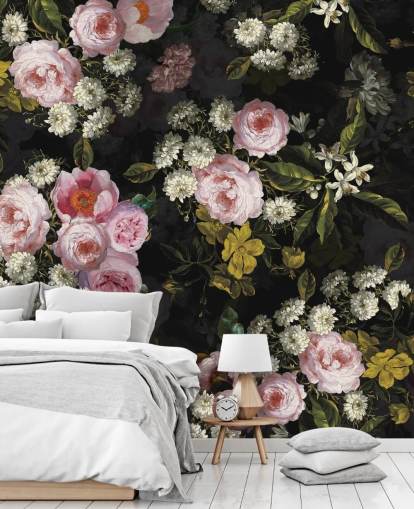 rosa Rosen und gelbe Blumen auf dunklem Hintergrund rosa Rosen und gelbe Blumen auf dunklem Hintergrund