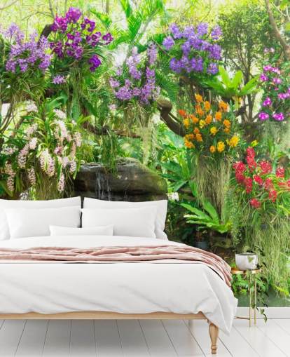 litet vattenfall och blommor i trädgården tapeter