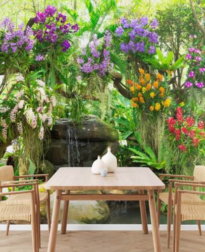 pequena cachoeira e flores no papel de parede do jardim