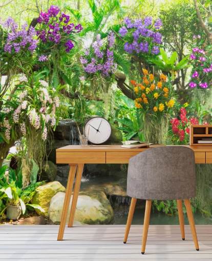 piccola cascata e fiori in carta da parati giardino