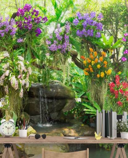 liten foss og blomster i hagen tapet