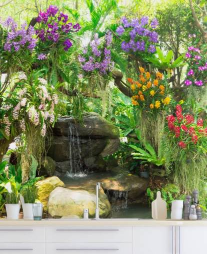 piccola cascata e fiori in carta da parati giardino