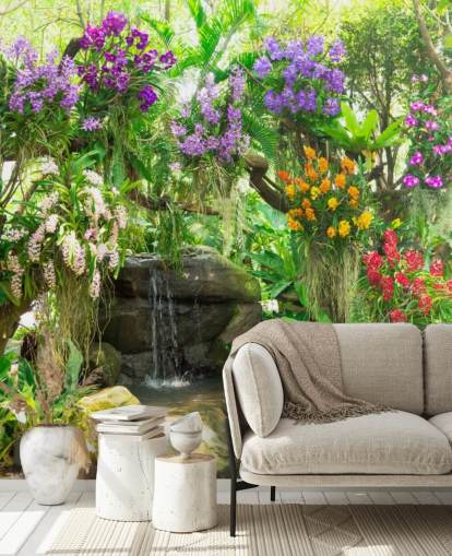 pequena cachoeira e flores no papel de parede do jardim