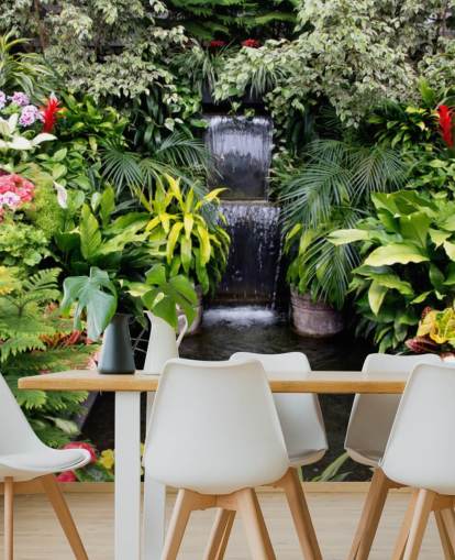 waterpartij en bloemen behang