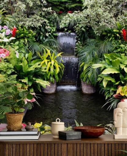 waterpartij en bloemen behang