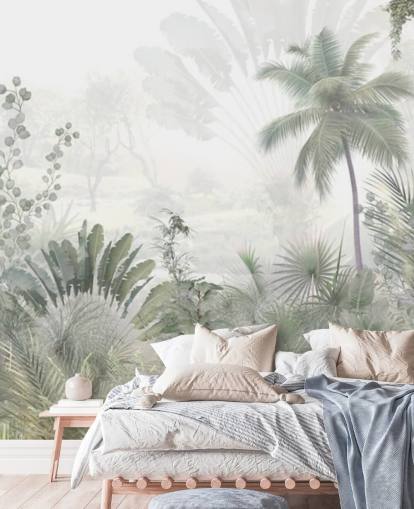Papel pintado de paisaje selvático verde apagado con palmeras altas y un fondo brumoso