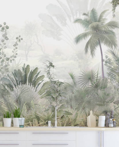 Papel pintado de paisaje selvático verde apagado con palmeras altas y un fondo brumoso