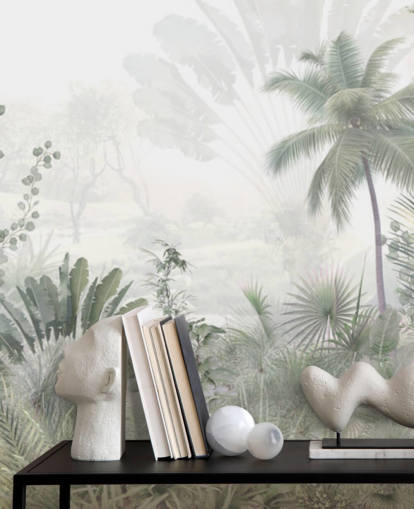 Papel pintado de paisaje selvático verde apagado con palmeras altas y un fondo brumoso