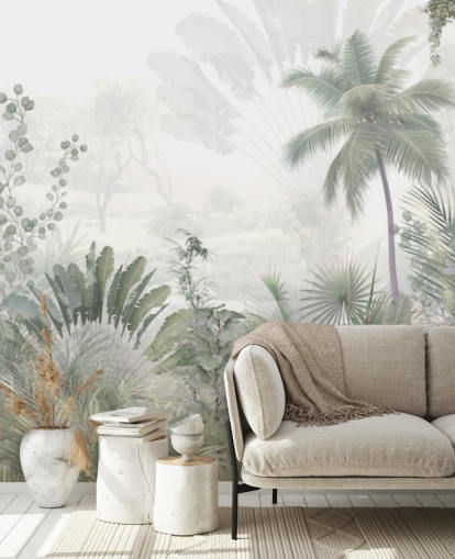 Papel pintado de paisaje selvático verde apagado con palmeras altas y un fondo brumoso