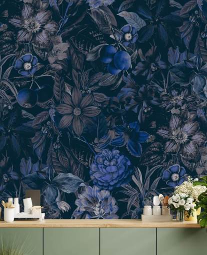 dunkelblaue Blumentapete