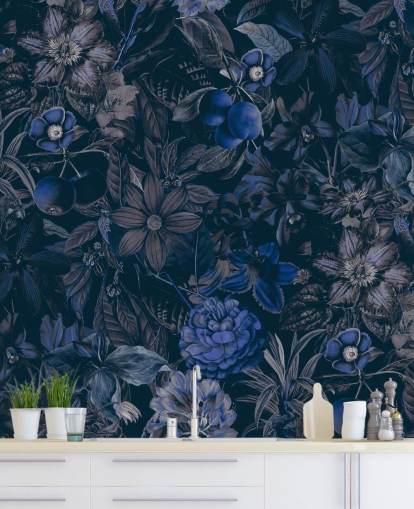 dunkelblaue Blumentapete