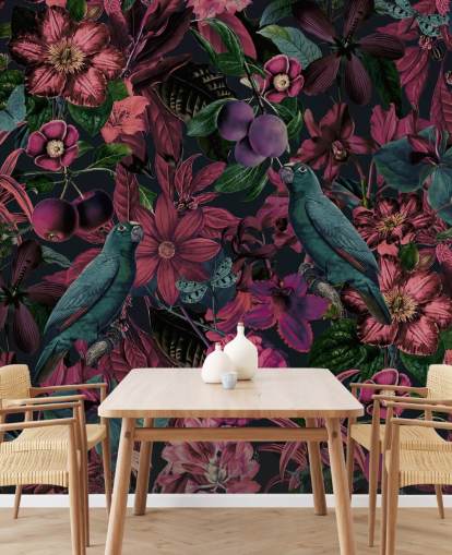 donkerroze bloemen en groene vogels behang