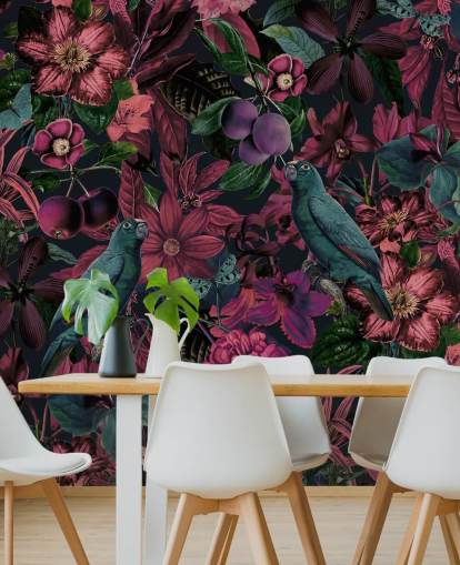 mörkrosa blommor och gröna fåglar tapeter