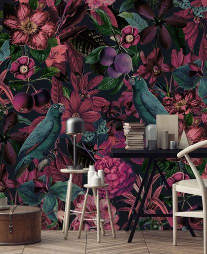 donkerroze bloemen en groene vogels behang