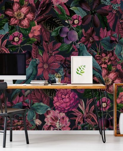 donkerroze bloemen en groene vogels behang