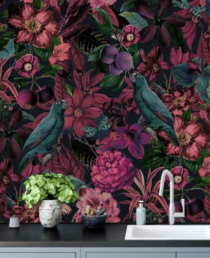 mørk rosa blomster og grønne fugler tapet