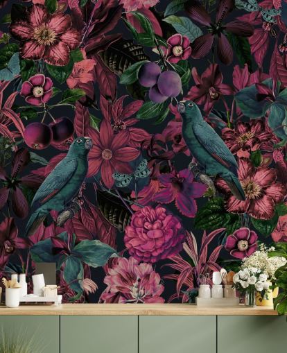 mörkrosa blommor och gröna fåglar tapeter