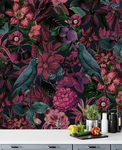 carta da parati con fiori rosa scuro e uccelli verdi