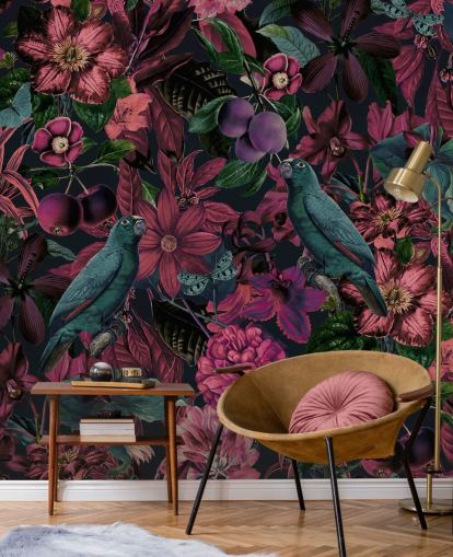 carta da parati con fiori rosa scuro e uccelli verdi