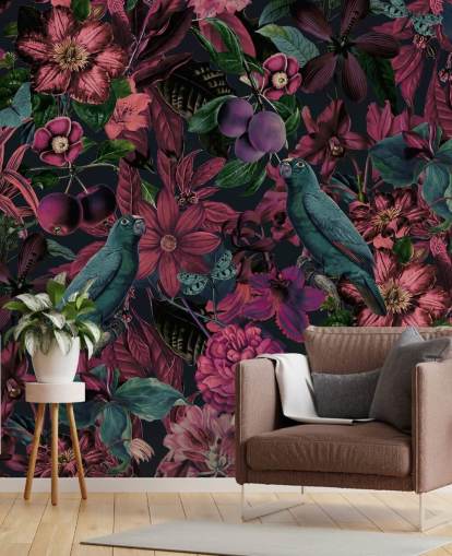 carta da parati con fiori rosa scuro e uccelli verdi