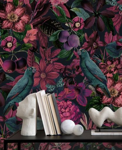 carta da parati con fiori rosa scuro e uccelli verdi