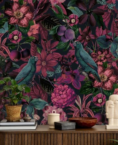 mørk rosa blomster og grønne fugler tapet