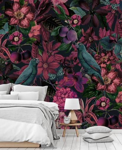 mørk pink blomster og grønne fugle tapet