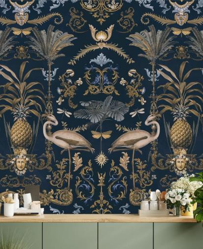mässingsguld och mörk marinblå tapetväggmålning kallad Ornamental Flamingo Blue för vardagsrum