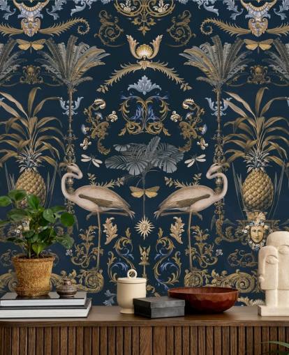 mässingsguld och mörk marinblå tapetväggmålning kallad Ornamental Flamingo Blue för vardagsrum