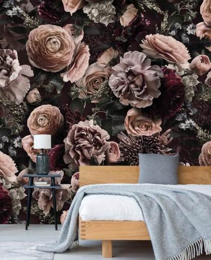 papier peint floral rose foncé appelé Velveteen Flowers Dark Blush d'Andrea Haase pour les chambres et les salons