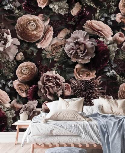 mørkrosa blomstertapet kaldet Velveteen Flowers Dark Blush af Andrea Haase til soveværelser og stuer