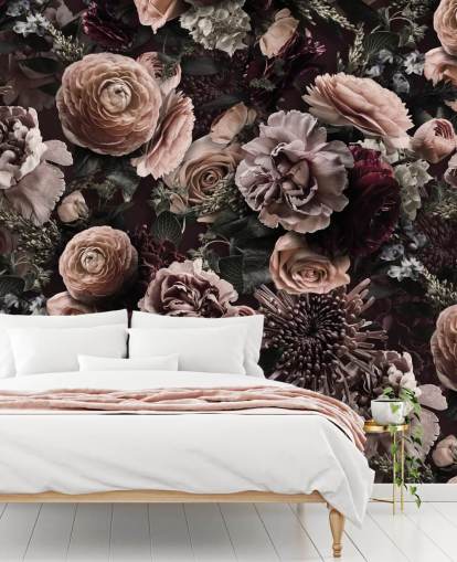 donkerroze bloemenbehang genaamd Velveteen Flowers Dark Blush van Andrea Haase voor slaapkamers en woonkamers