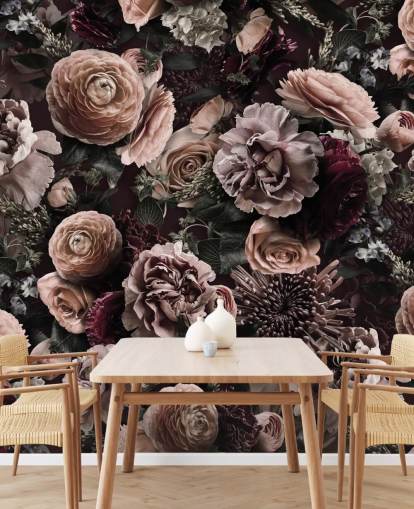 dunkelrosa Blumentapete namens Velveteen Flowers Dark Blush von Andrea Haase für Schlafzimmer und Wohnzimmer