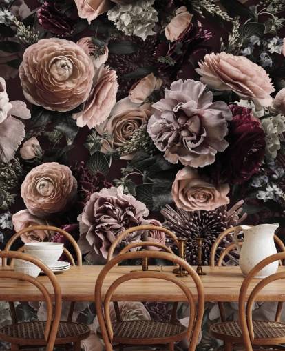 mørkrosa blomstertapet kalt Velveteen Flowers Dark Blush av Andrea Haase for soverom og stuer