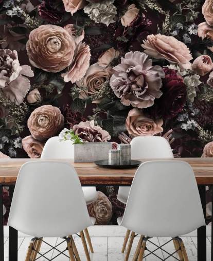 mørkrosa blomstertapet kaldet Velveteen Flowers Dark Blush af Andrea Haase til soveværelser og stuer