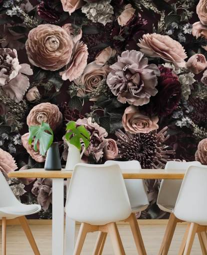 carta da parati floreale rosa scuro chiamata Velveteen Flowers Dark Blush di Andrea Haase per camere da letto e salotti carta da parati floreale rosa scuro chiamata Velveteen Flowers Dark Blush di Andrea Haase per camere da letto e salotti