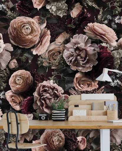 donkerroze bloemenbehang genaamd Velveteen Flowers Dark Blush van Andrea Haase voor slaapkamers en woonkamers