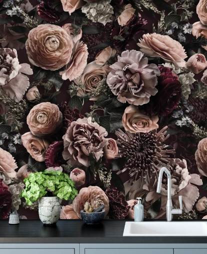 mörkrosa blommig tapet kallad Velveteen Flowers Dark Blush av Andrea Haase för sovrum och vardagsrum mörkrosa blommig tapet kallad Velveteen Flowers Dark Blush av Andrea Haase för sovrum och vardagsrum