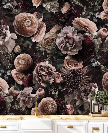 carta da parati floreale rosa scuro chiamata Velveteen Flowers Dark Blush di Andrea Haase per camere da letto e salotti carta da parati floreale rosa scuro chiamata Velveteen Flowers Dark Blush di Andrea Haase per camere da letto e salotti