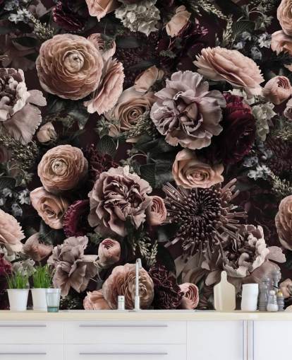 papier peint floral rose foncé appelé Velveteen Flowers Dark Blush d'Andrea Haase pour les chambres et les salons