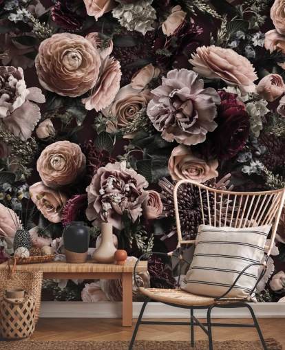 papier peint floral rose foncé appelé Velveteen Flowers Dark Blush d'Andrea Haase pour les chambres et les salons