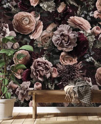 dunkelrosa Blumentapete namens Velveteen Flowers Dark Blush von Andrea Haase für Schlafzimmer und Wohnzimmer dunkelrosa Blumentapete namens Velveteen Flowers Dark Blush von Andrea Haase für Schlafzimmer und Wohnzimmer