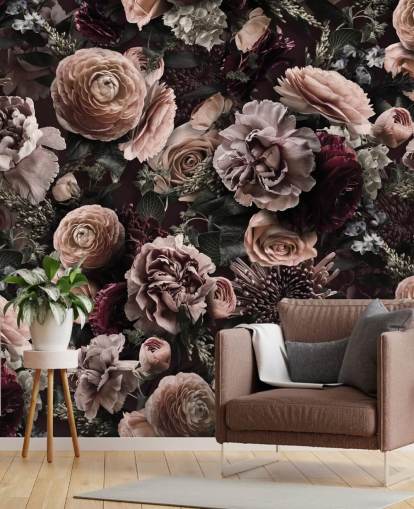 mörkrosa blommig tapet kallad Velveteen Flowers Dark Blush av Andrea Haase för sovrum och vardagsrum