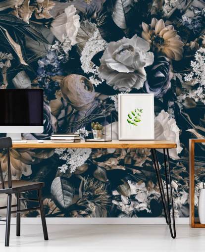 mural de papel pintado floral oscuro llamado Vintage Flower Meadow de Andrea Haase para dormitorios, salas de estar y comedores